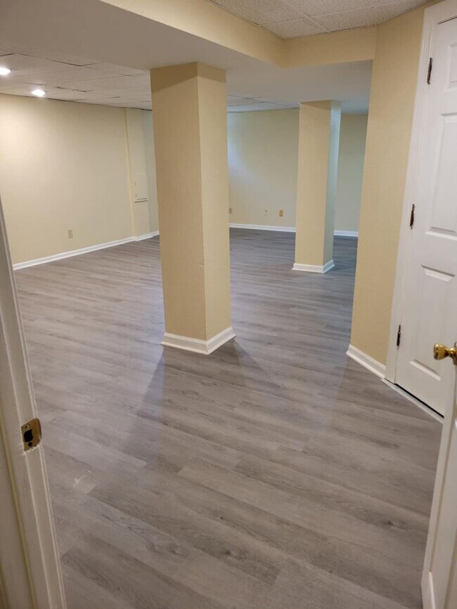 Building Photo - NOVEMBER SPECIAL!!!!!4 bedroom 2 bathroom ...