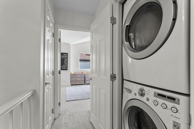 Building Photo - Beautifully Updated 2 Bed/2 Bath Condo with Views!