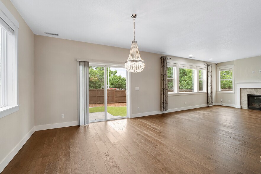 Building Photo - 28616 Greenway Dr