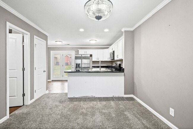 Building Photo - 2 Bedroom Pet Friendly Condo For Rent Near Beachaven Vineyard!