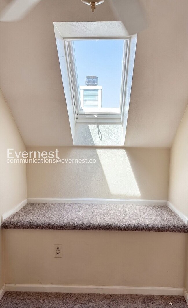 Building Photo - 1 Bed/1 Bath Condo with Garage Parking / Available Now!