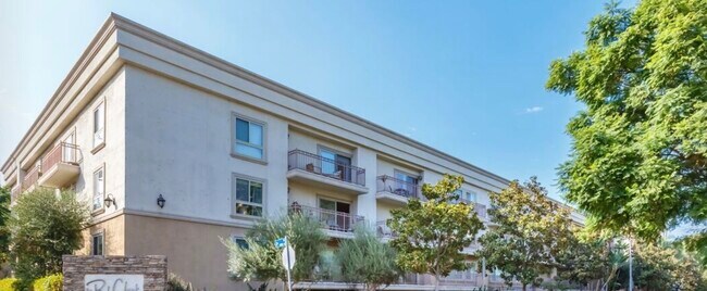 Building Photo - 141 S Clark Dr