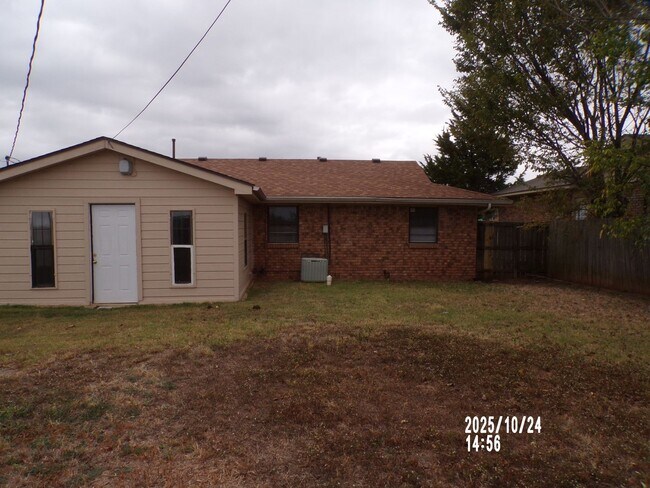 Building Photo - Very Nice home located in the Sullivan Vil...