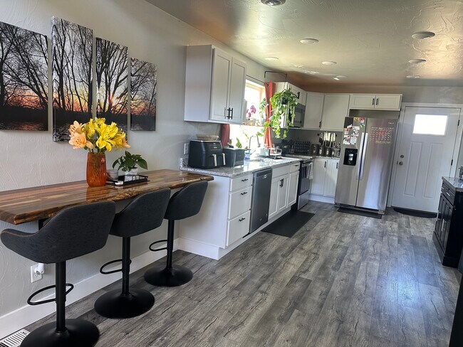 Building Photo - 1839 S Rocker Rd