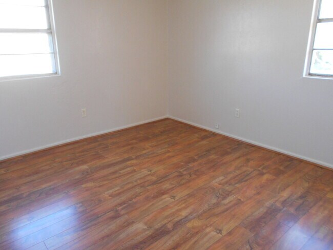 Building Photo - 3/1 Brick home on corner lot in Shallowater