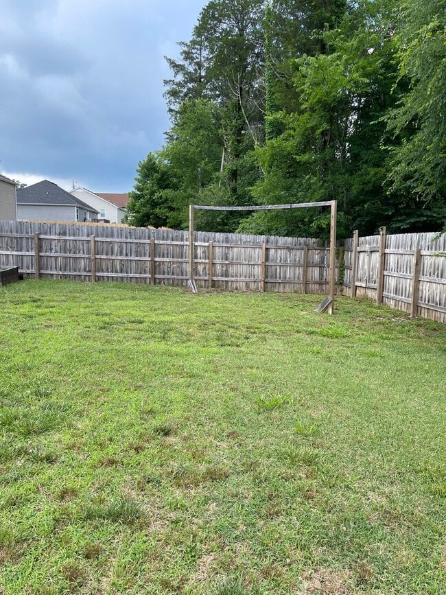 Building Photo - 617 Niagra Ln