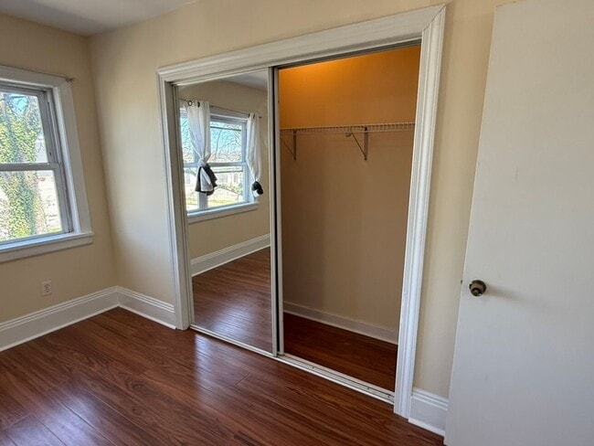Building Photo - Spacious 3BR / 2BA apartment with ensuite bath and in-unit laundry