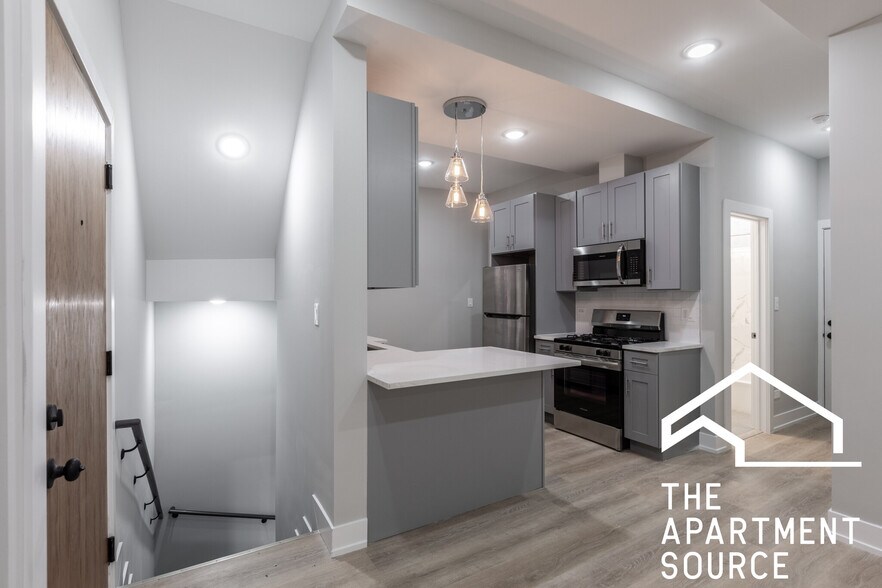 Building Photo - 454 W Belden Ave