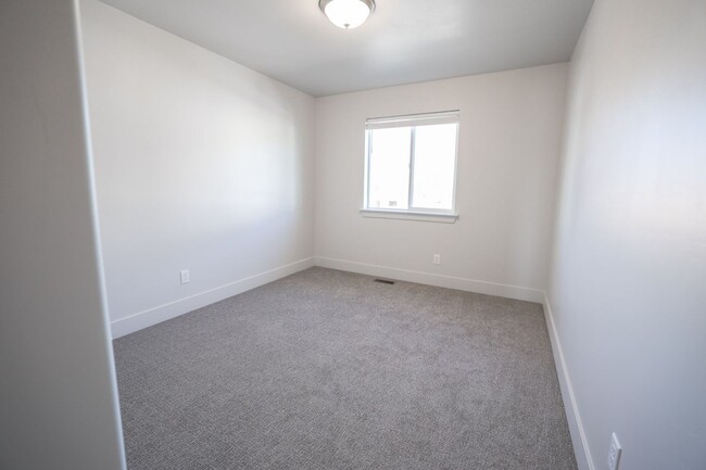 Building Photo - BEAUTIFUL NEW TOWNHOUSE FOR RENT IN REXBURG!