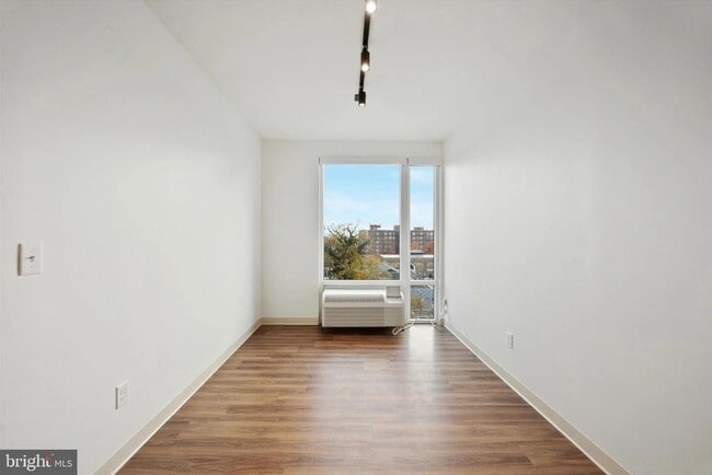 Building Photo - 4240 Chestnut St