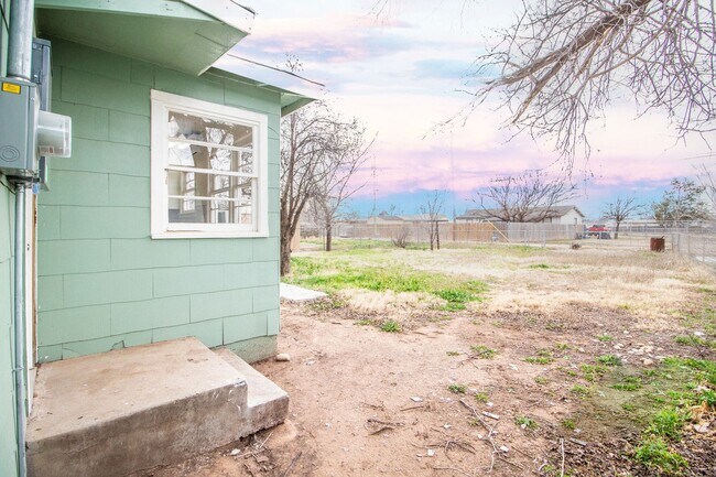 Building Photo - Updated 2 bed 1 bath home