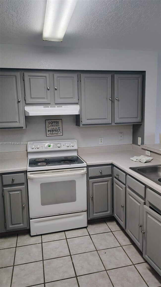 Building Photo - 13929 Fairway Island Dr