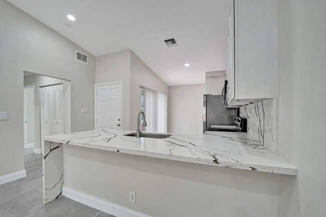 Building Photo - Beautifully Renovated 3BR/2BA Townhome in ...