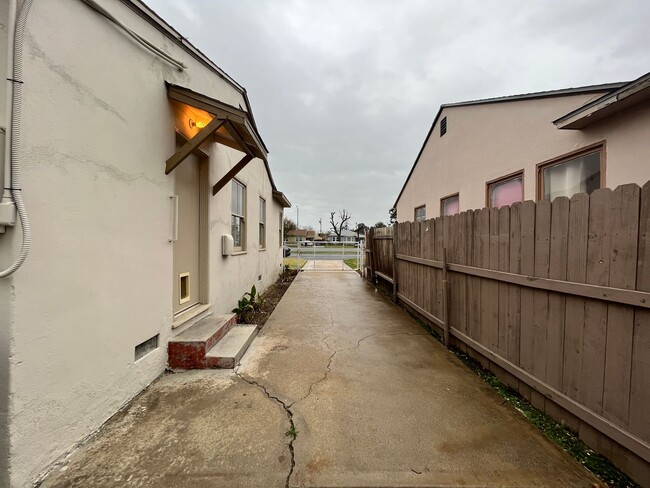 Building Photo - Centrally located 3-bedroom house