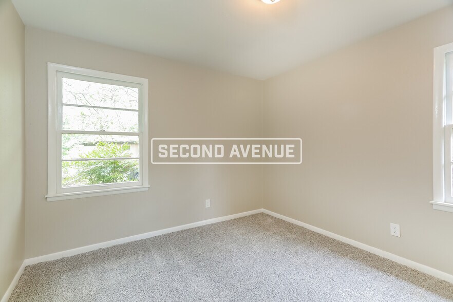 Building Photo - 241 Lake Dr NE