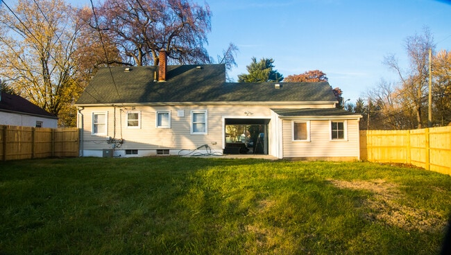 Building Photo - 2235 Barrymore Ave