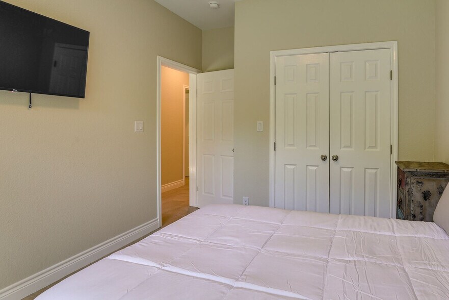 Building Photo - 11931 Lakeview Manor Dr