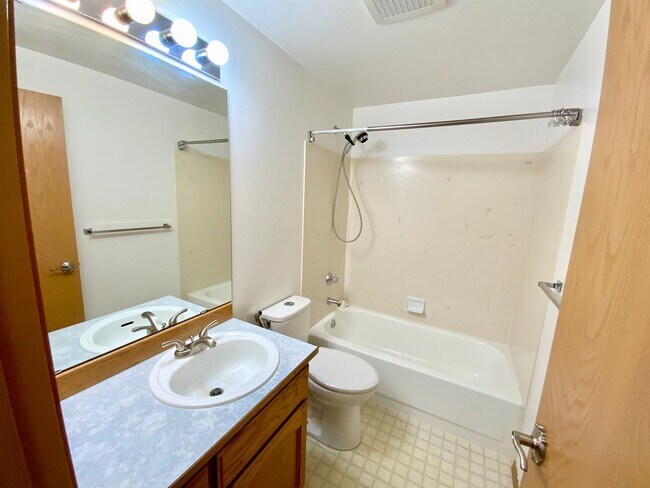 Building Photo - Stunning 4 Bedroom/2.5 bath- Move-In Ready Home with Private Backyard