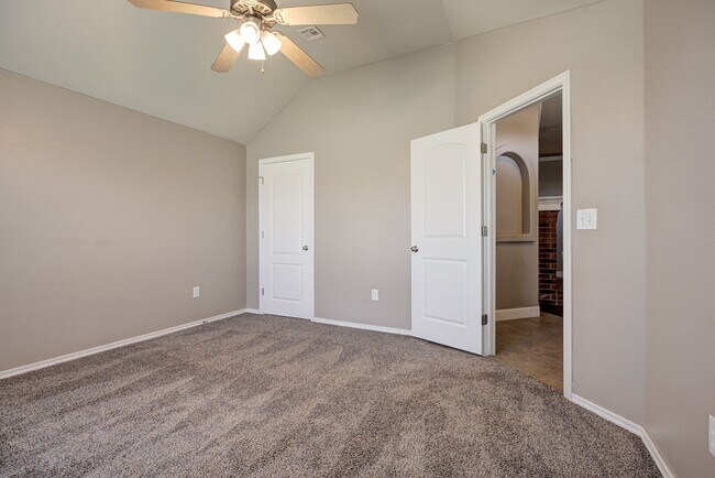 Building Photo - Spacious 4-Bedroom Home with Modern Upgrad...