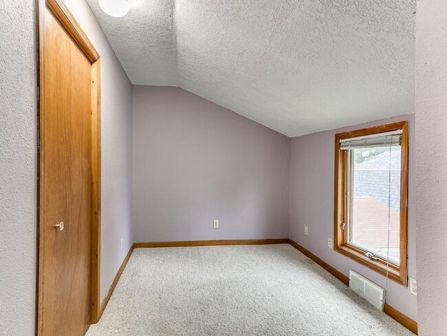 Building Photo - Spacious 5-Bedroom Home Near Drake University