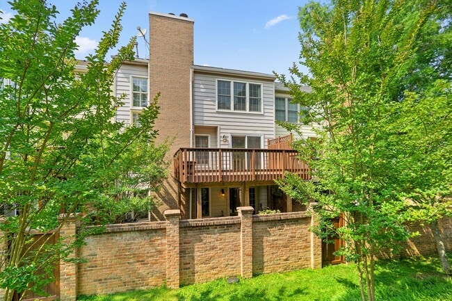 Building Photo - 3 Bed 2 Full Bath/2 Half Bath - Rockville Townhouse - Move In Ready