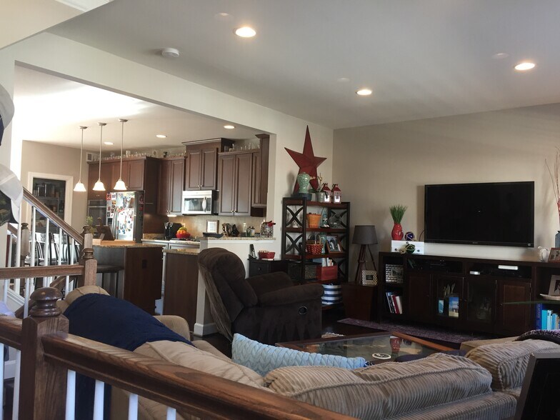 Building Photo - 6193 Royal Crest Ln