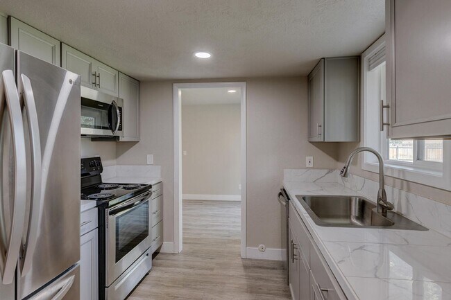Building Photo - Streamside Duplex - Harvey Anderson