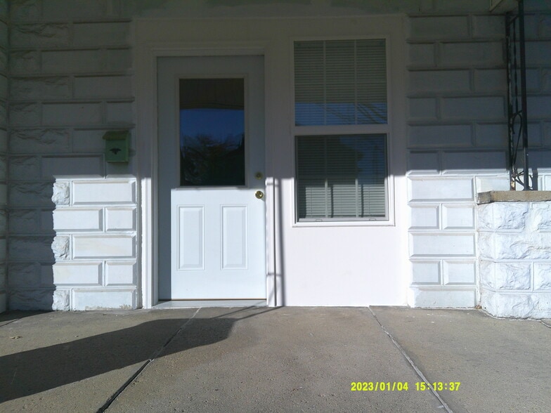 Building Photo - 802 W 1st St