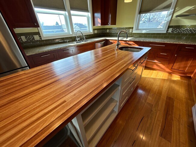 Building Photo - 2 Bedroom / 1.5 Bath Executive Apartment i...