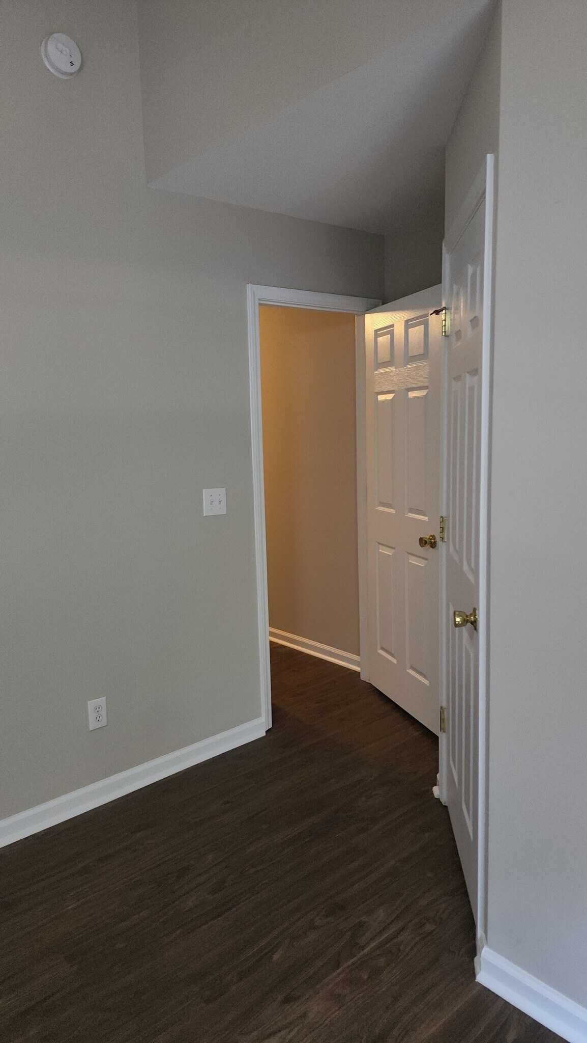 Building Photo - 2222 Valley Haven Dr
