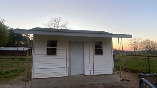 Building Photo - Farmhouse