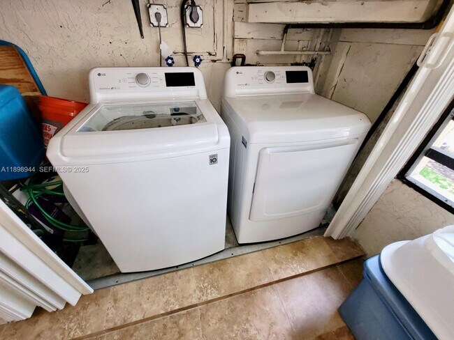 Building Photo - 20075 NE 3rd Ct