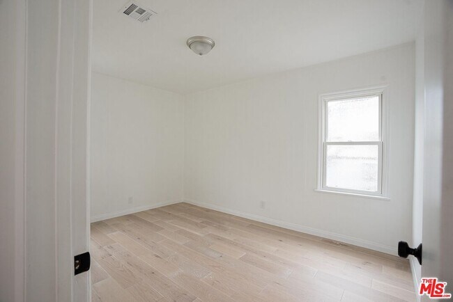 Building Photo - 15915 Wyandotte St