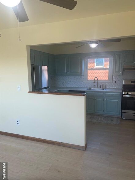 Building Photo - 370 Henry St