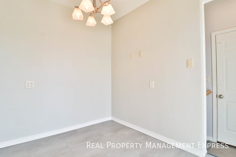 Building Photo - Spacious 2 Bedroom 2 Bath House with Bonus...