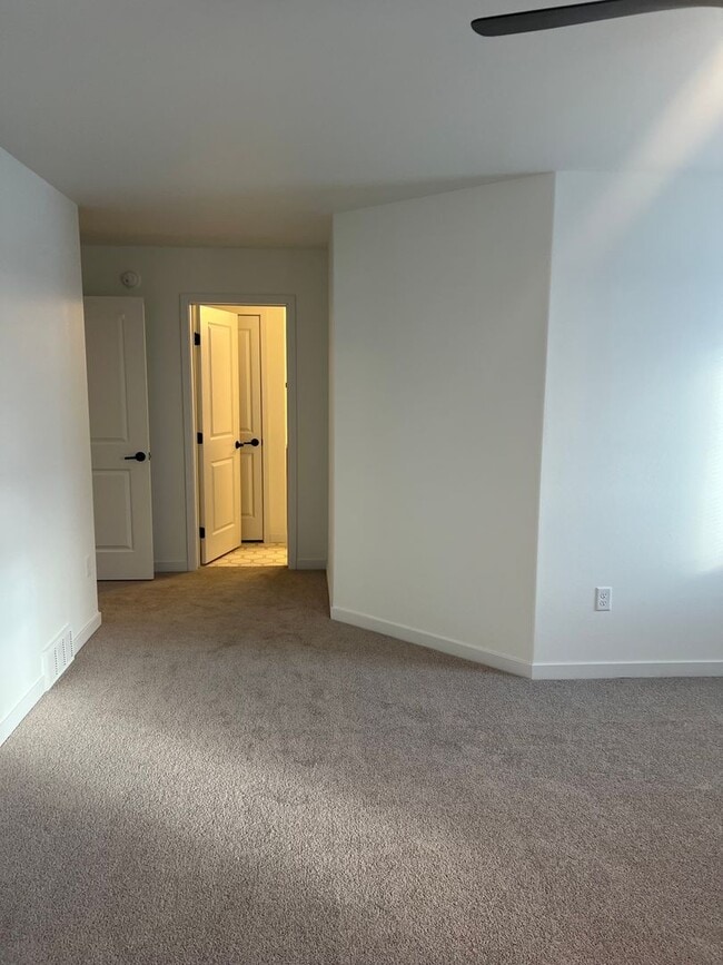 Building Photo - 3 Bed 2.5 Bath Single Family Home