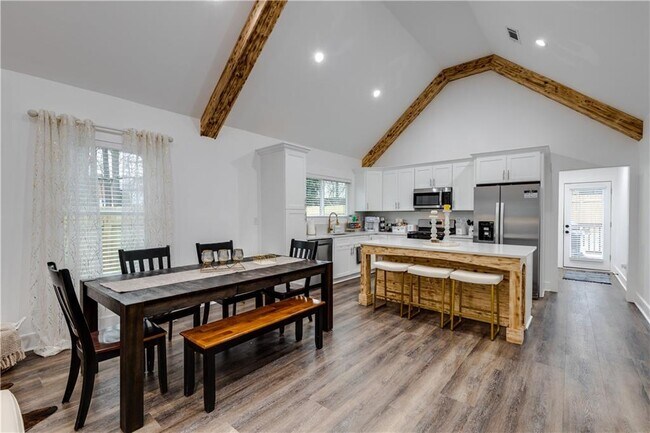 Building Photo - 551 Woodrow Ave