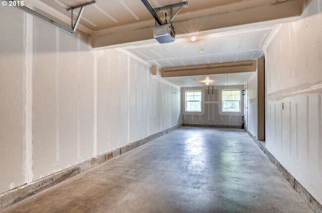 Building Photo - Beautiful Townhome Available in the Progress Ridge Subdivision in Beaverton - $500 MOVE IN SPECIAL!