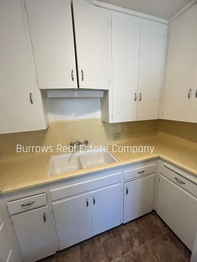 Building Photo - Midtown Ventura - 1 bedroom, 1 bathroom upstairs apartment