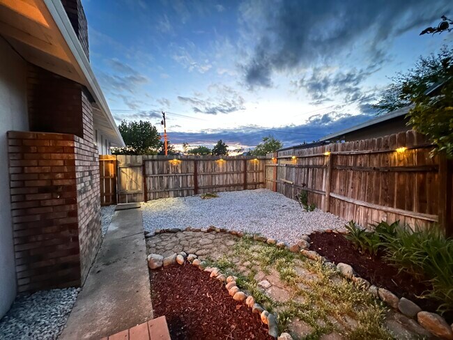 Building Photo - 3320 Panorama Dr