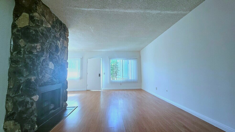 Spacious Livingroom - 3838 Keystone Ave