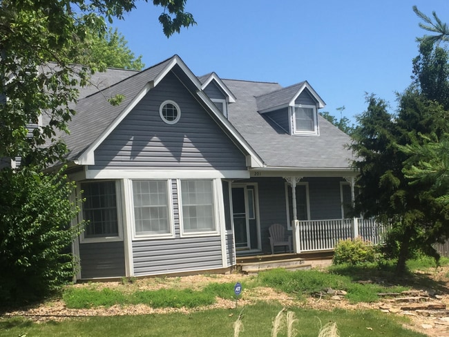 Building Photo - Available August 15: 3Bd, 2.5 Bath