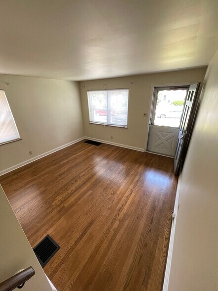 Living room - 29 Pleasant Ridge Ave