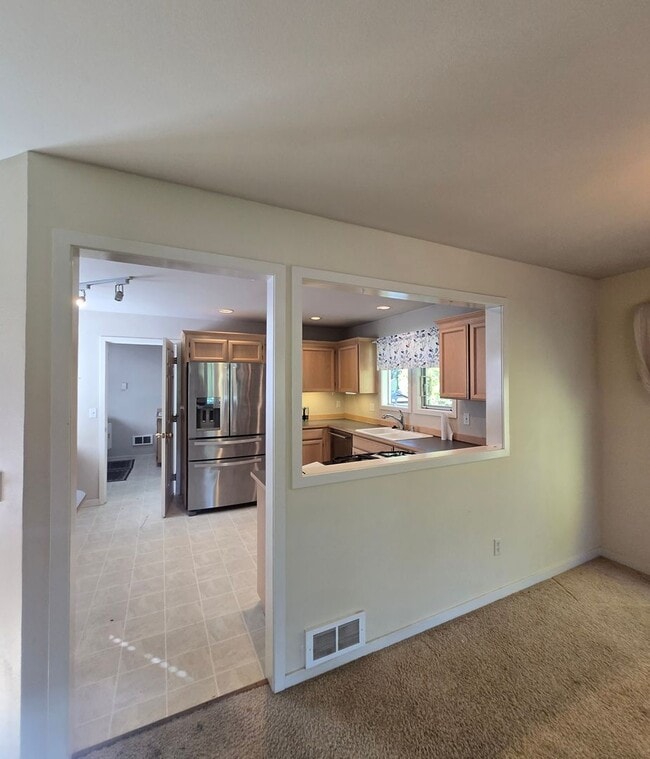 Building Photo - ***PENDING APPLICATIONS***2 Bedroom 1.75 B...