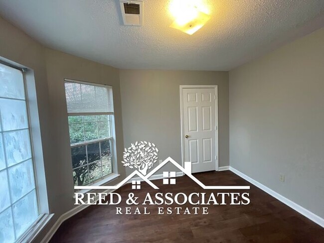 Building Photo - Just Minutes Away from Oakland Elementary School!!!