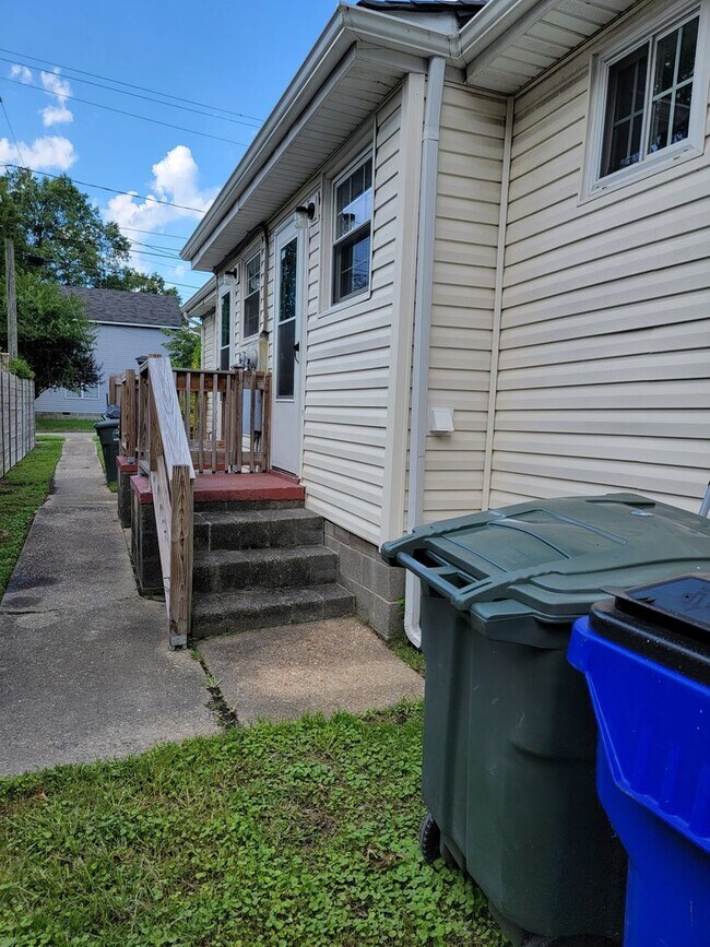 Building Photo - Front half of duplex, 2 bedroom 1 bath