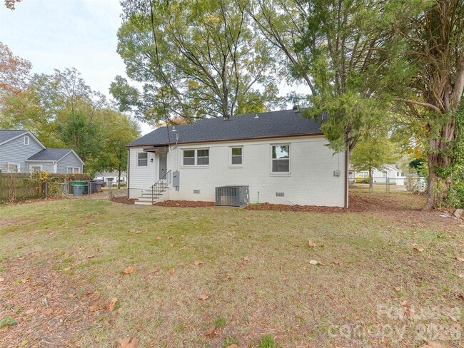 Building Photo - 2721 Mayflower Rd