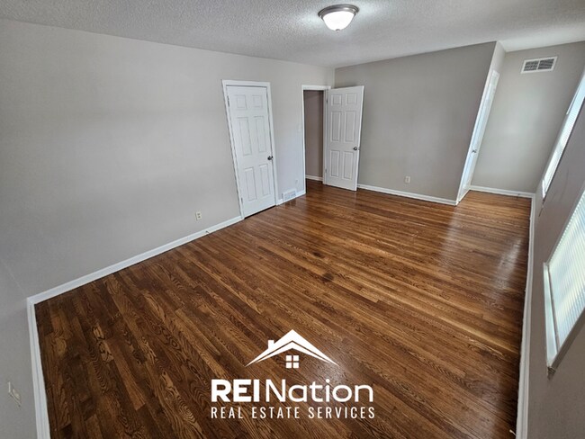 Building Photo - Grand 5BR/3BA East Memphis Estate | 2,603 Sq Ft, Hardwood Floors, Fireplace & Large Yard