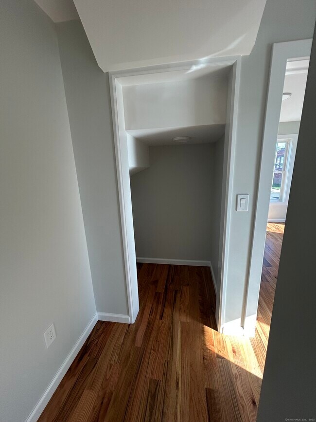 Building Photo - 388 William St