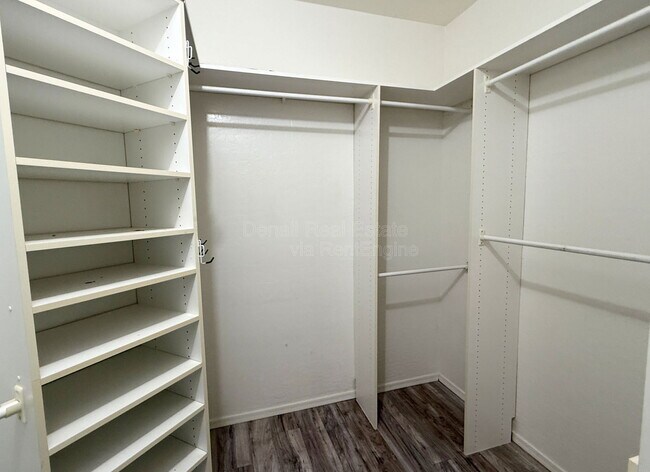 Building Photo - 9786 S La Rosa Dr